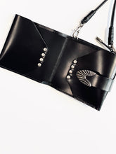 画像をギャラリービューアに読み込む, Leather shoulder wallet