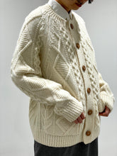 画像をギャラリービューアに読み込む, ARAN KNIT CARDIGAN