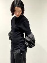 画像をギャラリービューアに読み込む, Volume arm rib knit pullover
