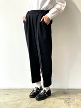 画像をギャラリービューアに読み込む, Center press straight pants
