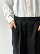 画像をギャラリービューアに読み込む, Center press straight pants
