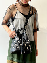 画像をギャラリービューアに読み込む, Concho drawstring bag
