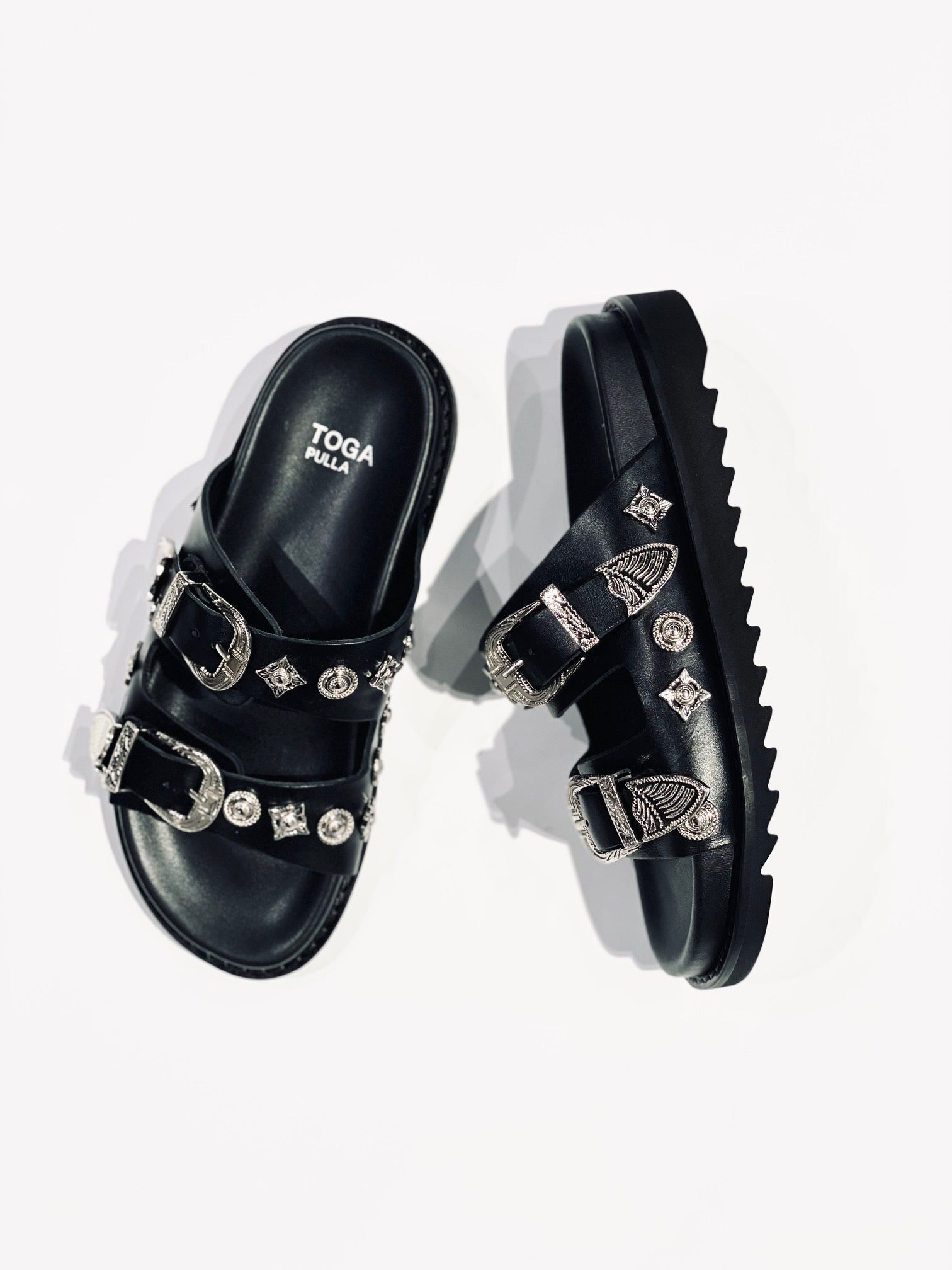 美品　TOGA トーガ　ウエスタン　メタル　バックル　ハイヒール　パンプス　黒 WOMEN - SHOES – TOGA ONLINE STORE