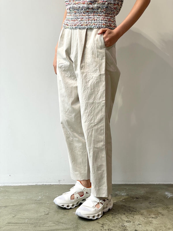 Chino tuck tapered