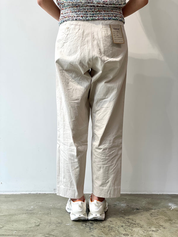 Chino tuck tapered