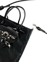 画像をギャラリービューアに読み込む, Triangle poach bag
