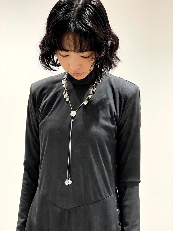 Metal motif loop tie