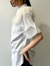 画像をギャラリービューアに読み込む, Cotton S/S shirt with feather
