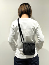 画像をギャラリービューアに読み込む, Backstage cross body pouch
