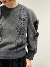 画像をギャラリービューアに読み込む, Motif knit pullover 1
