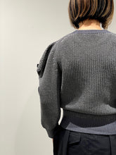 画像をギャラリービューアに読み込む, Motif knit pullover 1
